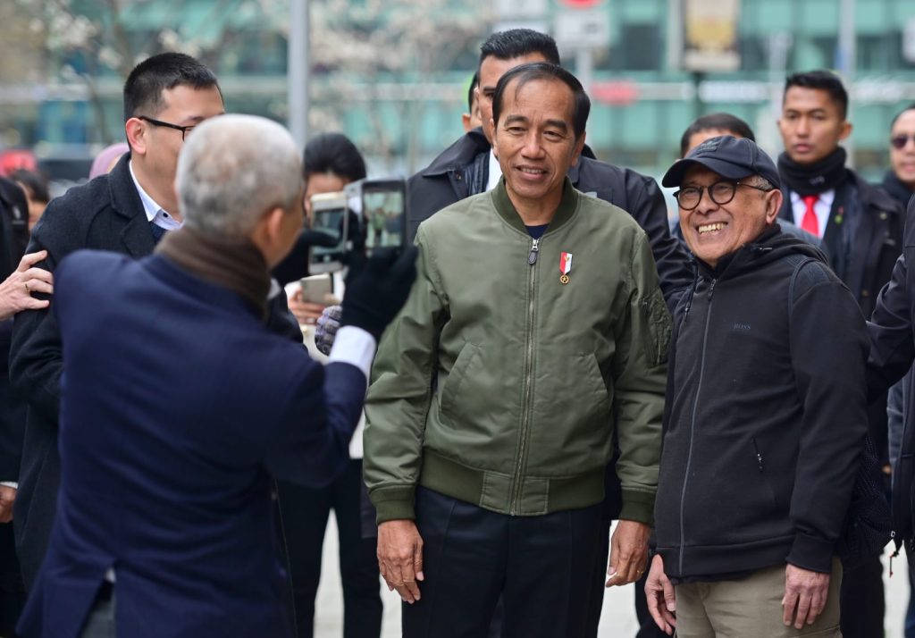 Presiden Jokowi jalan pagi dan menyapa masyarakat Indonesia yang berada di sekitar hotel tempatnya bermalam, di Hannover, Jerman, Minggu (16/04/2023) (Foto: BPMI Setpres/Muchlis Jr)
