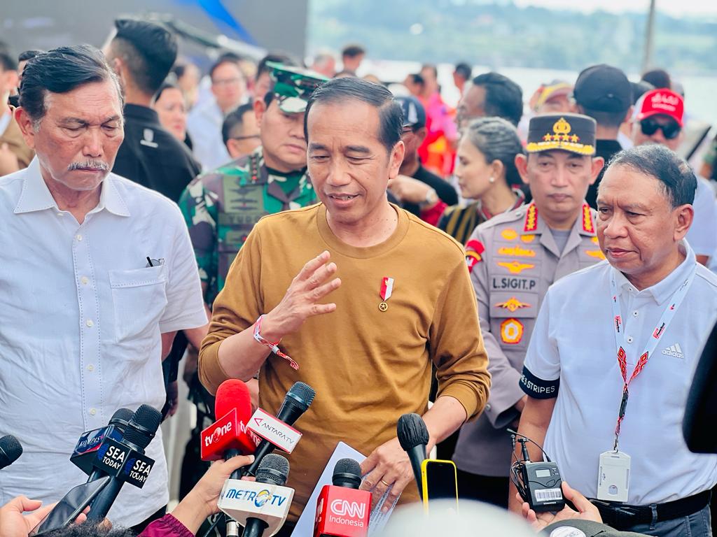 Presiden Jokowi memberikan keterangan pers usai menyaksikan F! Powerboat, di Danau Toba, Sumut, Minggu (26/02/2023). (Foto: BPMI Setpres)




