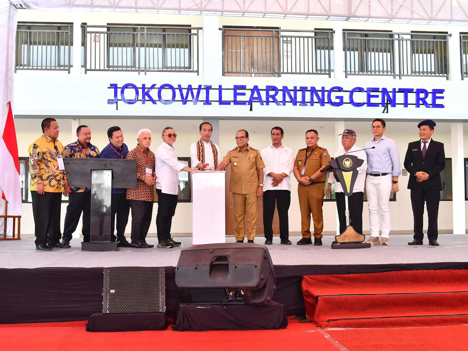 Presiden RI Joko Widodo (Jokowi) meresmikan Gedung Jokowi Learning Center (JLC) SMA Kebangsaan, di Kabupaten Lampung Selatan, Provinsi Lampung, Kamis (11/07/2024) siang. (Foto: BPMI Setpres/Vico)
