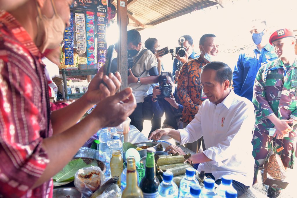 Presiden Joko Widodo mengunjungi Pasar Mendenrejo di Kabupaten Blora, Provinsi Jawa Tengah, pada Jumat, 10 Maret 2023. Foto: BPMI Setpres/Laily Rachev