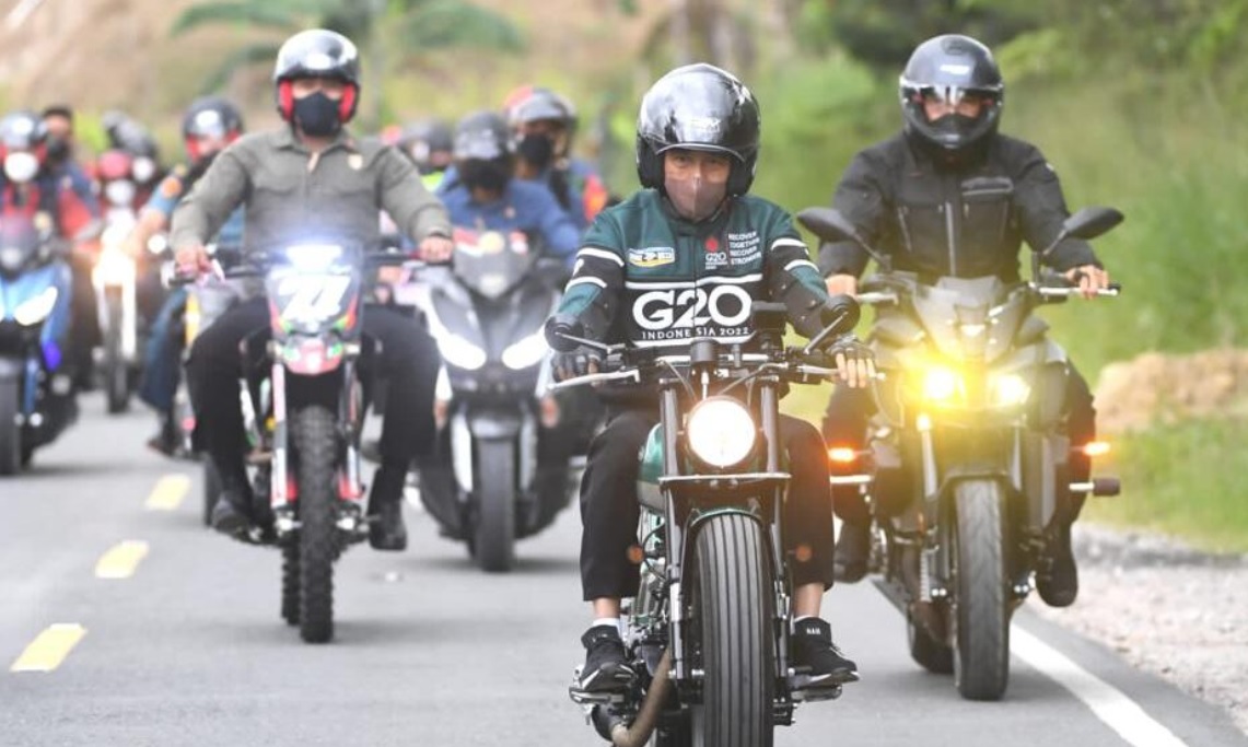 Presiden Joko Widodo mengendarai sepeda motor saat kunjungan kerja (kunker) ke Provinsi Sumatera Utara pada Rabu, 2 Februari 2022. Foto: BPMI Setpres/Lukas