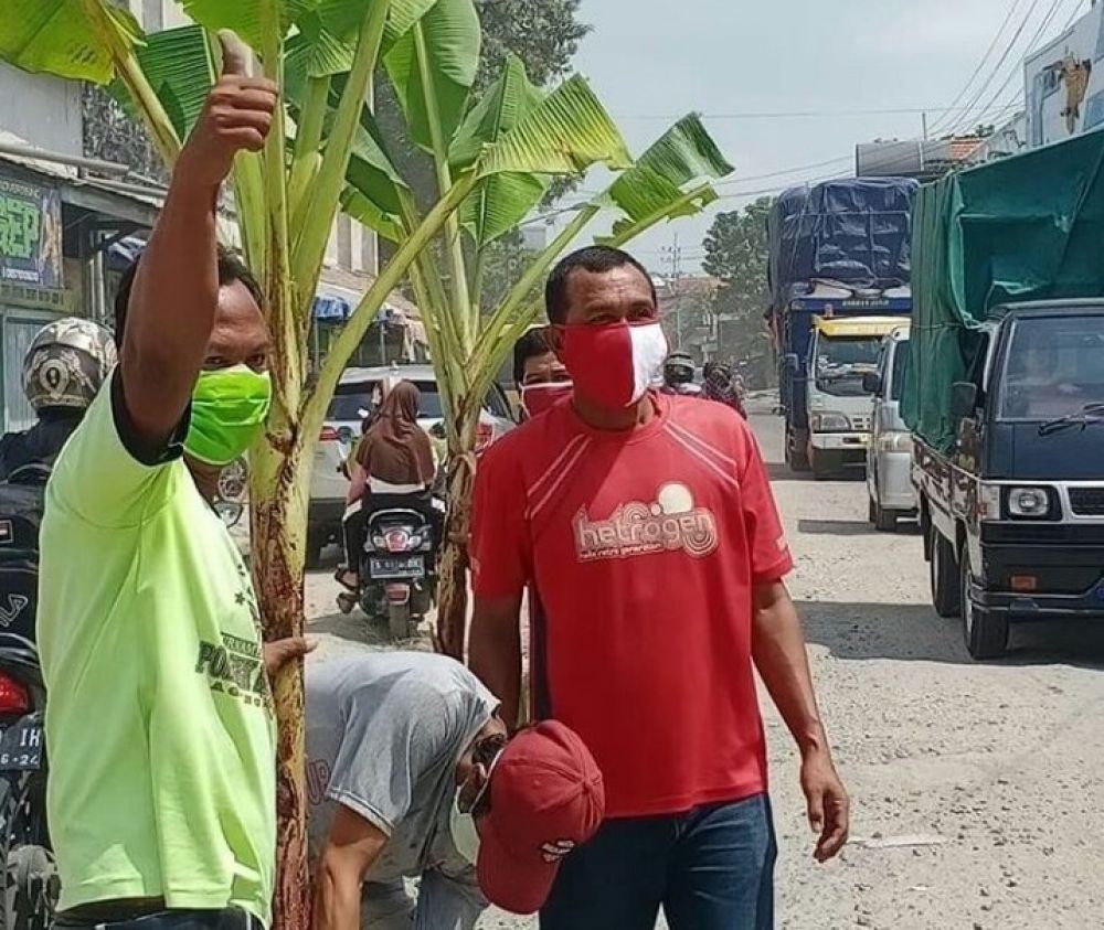 Masyarakat menanam pohon pisang di jalan sebagai bentuk protes. IG @berita_lamongan