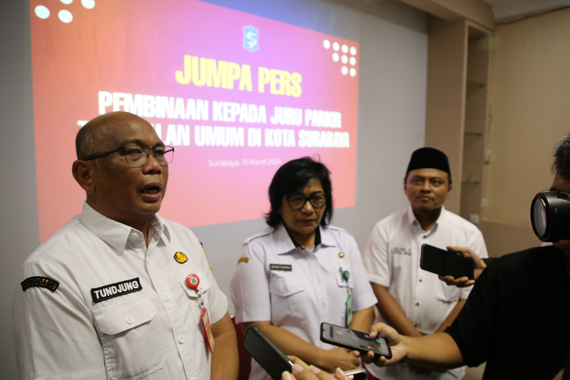 Kepala Dishub Kota Surabaya, Tundjung Iswandaru dalam konferensi pers di gedung eks Bagian Humas Pemkot Surabaya, Rabu (13/3/2024).