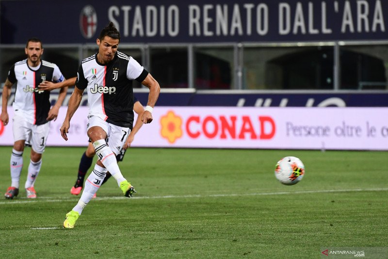 Penyerang Juventus Cristiano Ronaldo mengeksekusi penalti dalam pertandingan Liga Italia melawan Bologna yang dimainkan di Stadio Renato Dall'Ara, Bologna, Senin (22/6/2020). (ANTARA/AFP/MIGUEL MEDINA)

