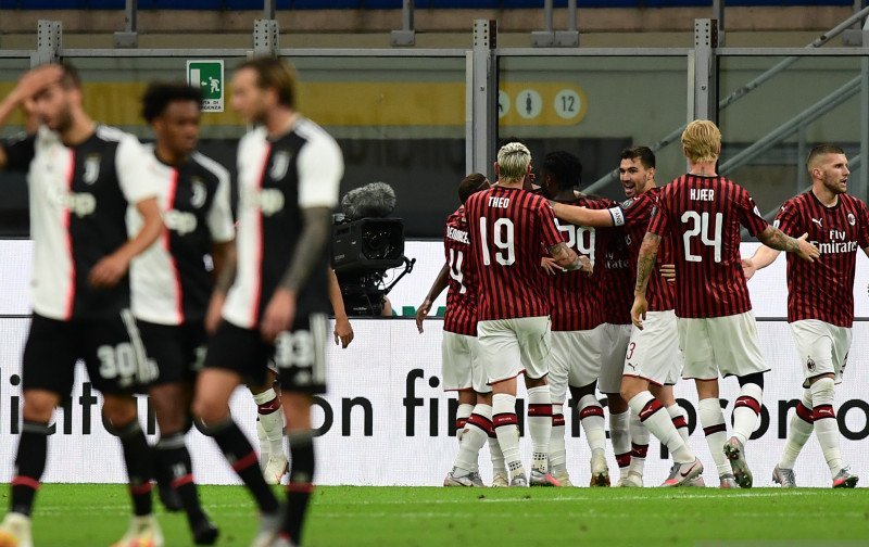 Para pemain AC Milan (kanan) merayakan gol yang dicetak Franck Kessie pada pertandingan Liga Italia melawan Juventus yang dimainkan di Stadion San Siro, Milan, Selasa (7/7/2020). (ANTARA/AFP/MIGUEL MEDINA)