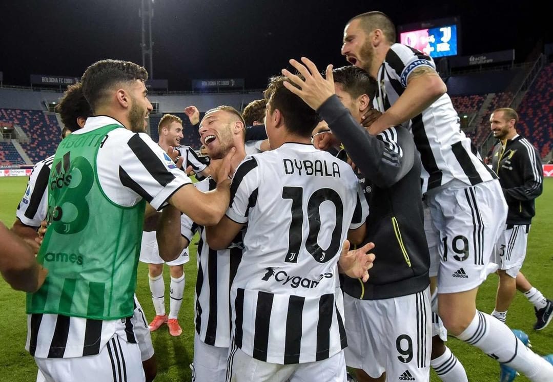 Para pemain Juventus merayakan keberhasilan mereka ke Liga Champions musim depan. Juventus