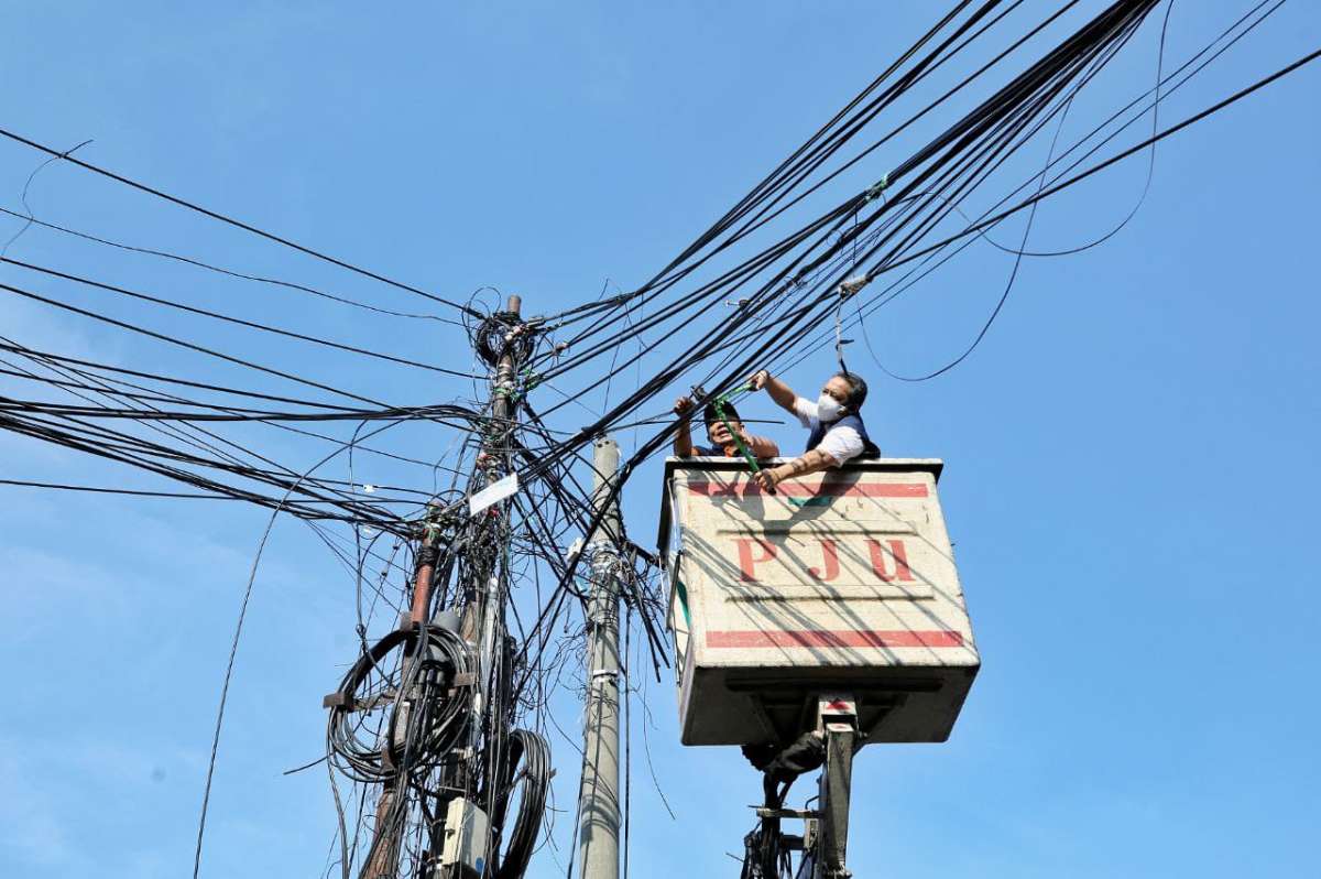 Pemerintah Kota (Pemkot) Bandung kembali membenahi kabel optik di ruas-ruas jalan utama, salah satunya Jalan Cikapayang 