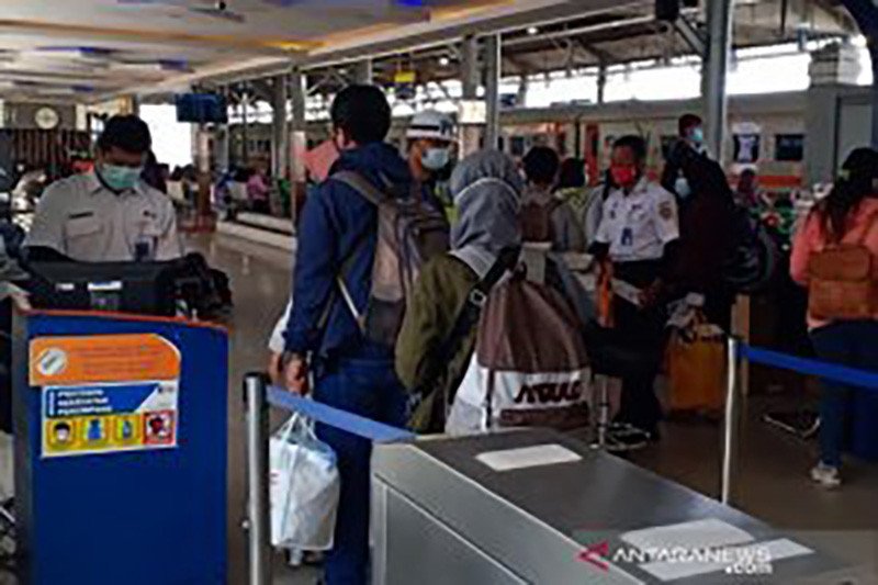 Pemeriksaan penumpang kereta api pada arus balik libur akhir tahun di Stasiun Lempuyangan Yogyakarta, Minggu (3/1/2021). ANTARA/HO-Humas PT KAI Daop 6 Yogyakarta/am.

