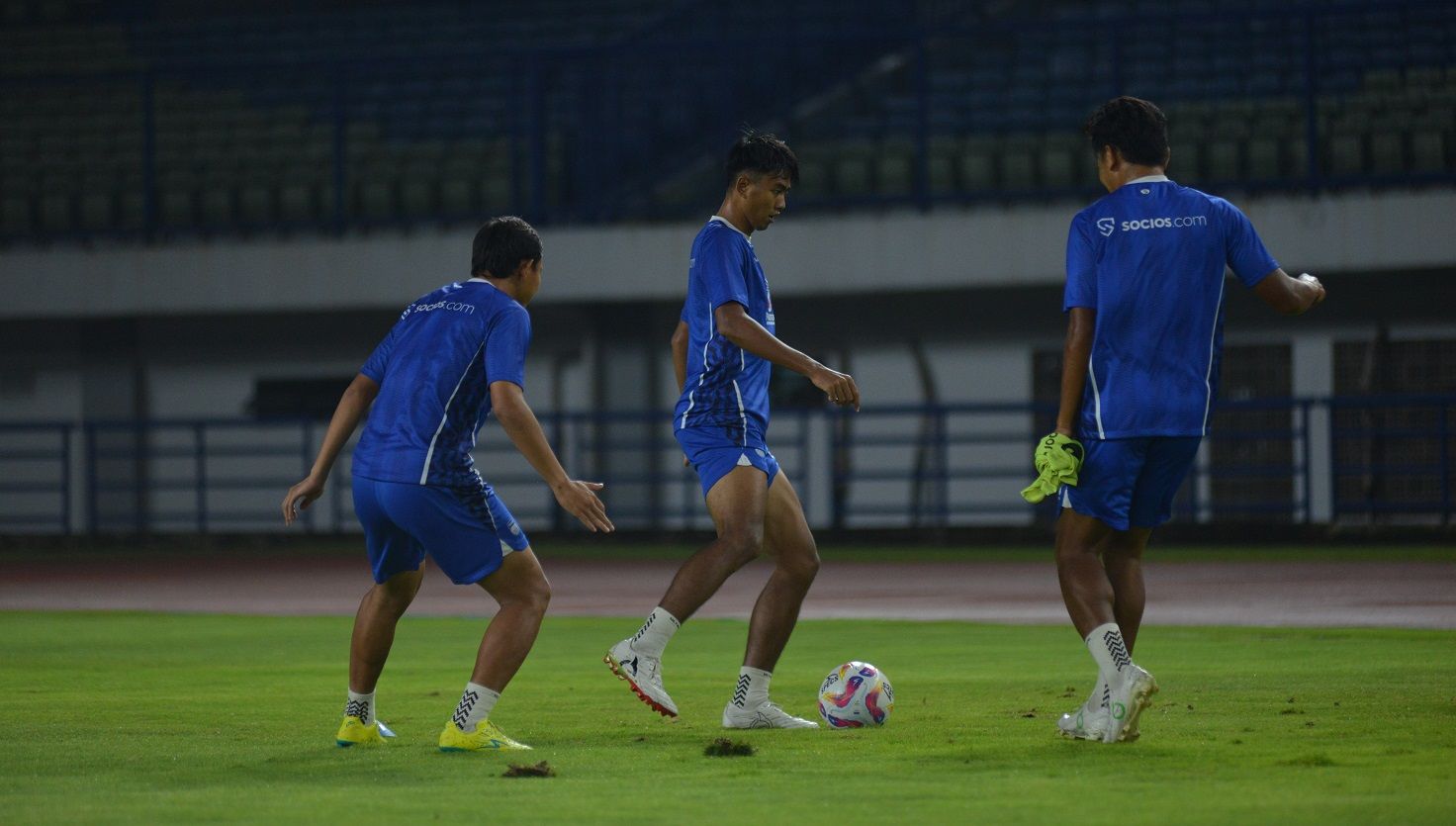 Bek PERSIB, Kakang Rudianto dibayangi dua pemain lain pada sesi latihan di Stadion Gelora Bandung Lautan Api, Jumat, 7 Maret 2025 malam. (PERSIB.co.id/Barly Isham)