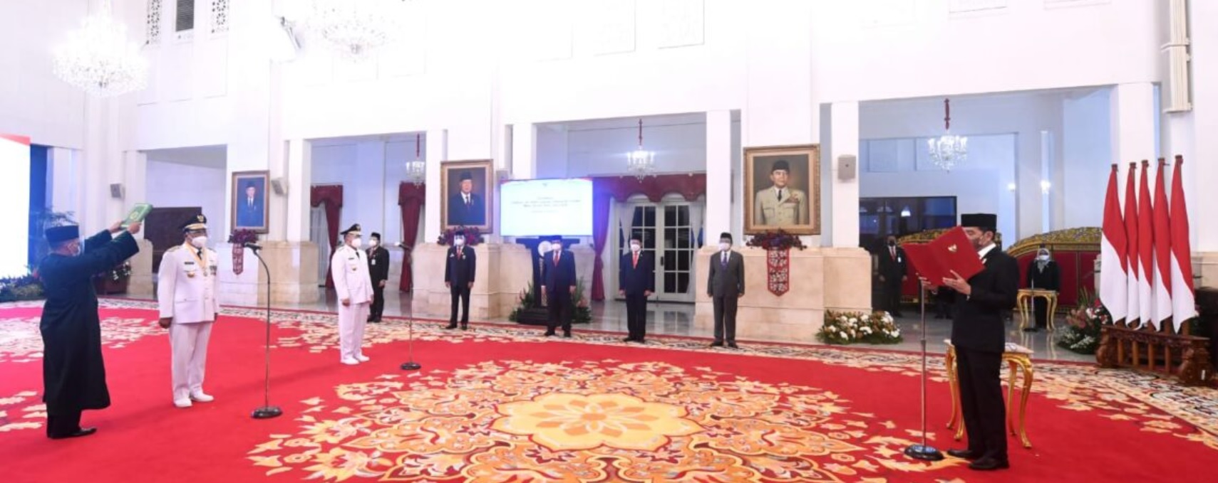 Presiden Joko Widodo melantik pasangan Sahbirin Noor dan Muhiddin sebagai Gubernur dan Wakil Gubernur Kalimantan Selatan terpilih masa jabatan tahun 2021-2024 di Istana Negara, Jakarta, pada Rabu, 25 Agustus 2021.