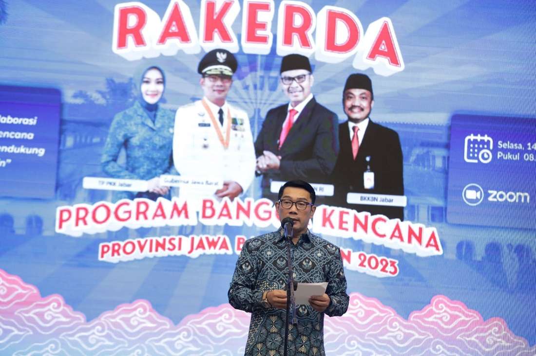 Setiap satu orang PNS di Jabar harus menjadi anak asuh dari anak penderita stunting di Jabar. Hal itu persetujuan Gubernur Jabar Ridwan Kamil dalam rapat kerja BKKBN Jabar di Bandung, Selasa (14/2/2023)