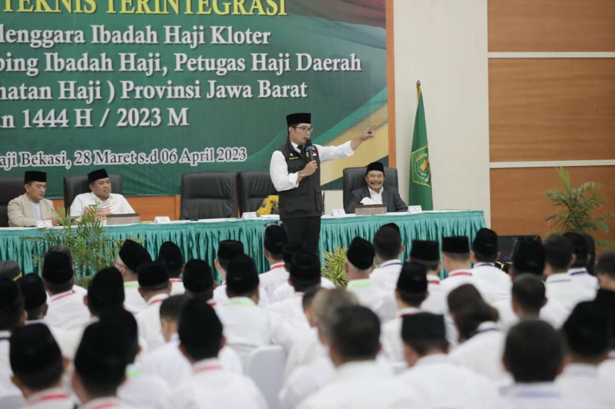 Ridwan Kamil saat memberikan pengarahan kepada Petugas Haji Jabar di Asrama Haji Kota Bekasi, Rabu (29/3/2023).

