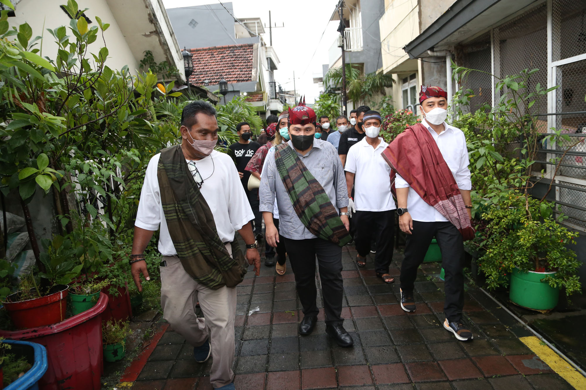 Wali Kota Surabaya Eri Cahyadi bersama Menteri BUMN Erick Thohir berkunjung ke dua kampung ikonik di Kota Pahlawan, diantaranya adalah Kampung Lawas Maspati Gang V dan VI, Kelurahan Bubutan, Kecamatan Bubutan, Minggu (2/1/2022). 
