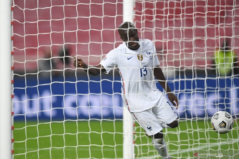 Gelandang Prancis N'Golo Kante mencetak gol ke gawang Portugal pada pertandingan Divisi A Grup 3 (A3) UEFA Nations League yang dimainkan di Stadion Luz, Lisbon, Sabtu (14/11/2020). (ANTARA/AFP/PATRICIA DE MELO MOREIRA)