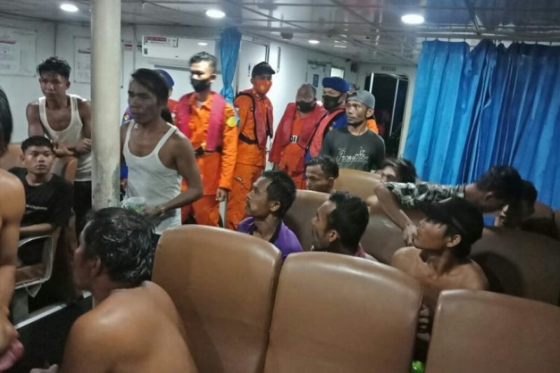 ABK KM Rejeki Indah yang berhasil selamat walaupun kapal mereka karam dihantam badai. (ANTARA/HO)
