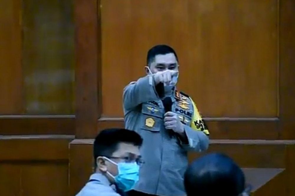 Kapolda Jatim Irjen Muhammad Fadil Imran menegur kapolsek yang mengantuk pada saat rapat rapat koordinasi pembentukan kampung tangguh penanganan COVID-19 yang digelar Pemkot Surabaya, Jumat (22/5/2020)