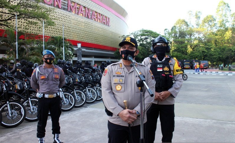 Kepala Polres Kota Surakarta Kombes Pol Ade Safri Simanjutak saat memberikan keterangan perkembangan penanganan kasus aksi kekerasan oleh kelom;ok intoleran, usai apel bersama di parkir Stadion Manahan Solo, Selasa (18/8/2020). (ANTARA/Bambang Dwi Marwoto