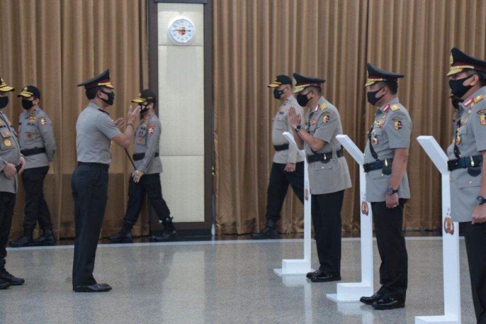 Kapolri Jenderal Pol Idham Azis resmi melantik sembilan Kapolda baru dalam acara serah terima jabatan dan pelantikan di Mabes Polri, Jakarta, pada Jumat (8/5/2020). (ANTARA/ HO-Humas Polri)