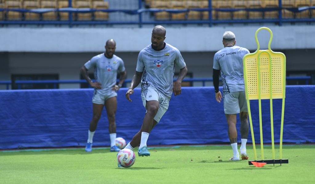 Pemain anyar PERSIB, Gervane Kastaneer berlatih di Stadion Gelora Bandung Lautan Api, Rabu, 15 Januari 2025. (PERSIB.co.id/Sutanto Nurhadi Permana)

