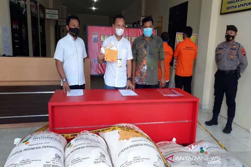 Satuan Rekrim Polres Karanganyar saat menunjukan barang bukti dan dua tersangka dalam gelar kasus penjualan pupuk bersubsidi tanpa izin resmi, di Mapolres Karanganyar, Selasa (26/1/2021). (ANTARA/Bambang Dwi Marwoto)
