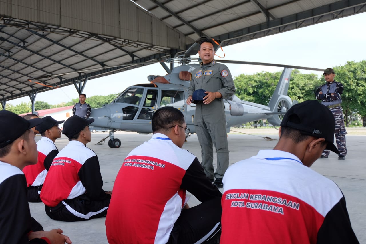 Sekolah Kebangsaan angkatan pertama itu diikuti oleh 48 siswa dari jenjang SMP hingga SMA/SMK. Mereka digembleng layaknya personil TNI agar menjadi pribadi yang lebih disiplin sekaligus mandiri. 
