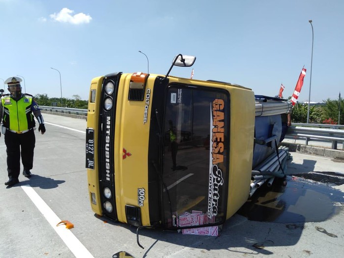 Ambyar! Truk Sedot WC Terguling di Tol Sumo