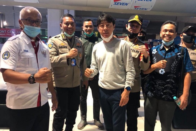 Manajer pelatih tim nasional Indonesia Shin Tae-yong (tengah) tiba di Bandara Soekarno-Hatta, Cengkareng, Tangerang, Rabu (22/7/2020) malam. Shin akan memimpin pemusatan latihan timnas senior dan U-19 Indonesia. (ANTARA/HO/PSSI)


