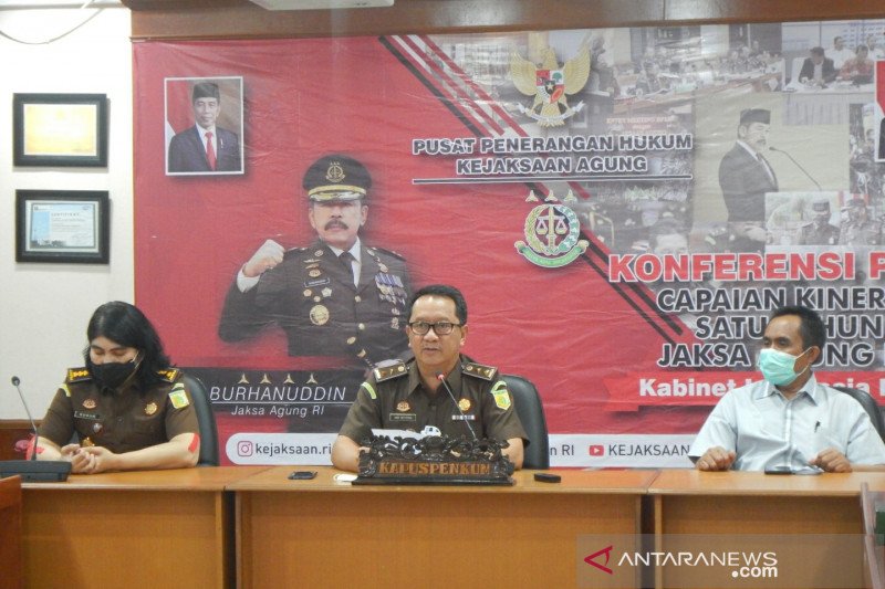 Kepala Pusat Penerangan Hukum Kejaksaan Agung Hari Setiyono (tengah) saat konferensi pers. ant