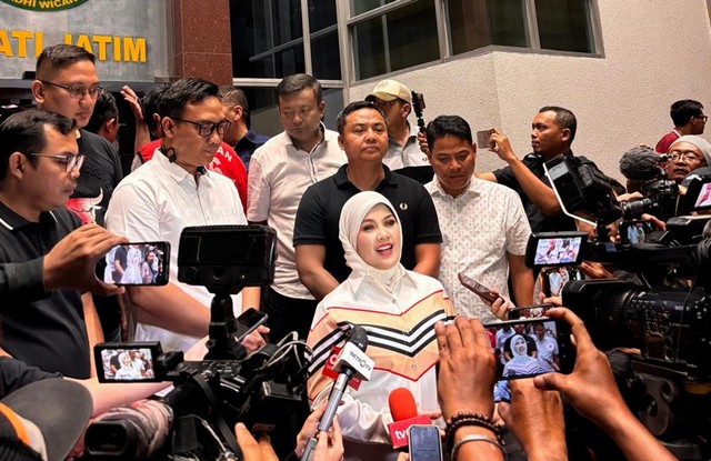 Kajati Jawa Timur, Mia Amiati memberikan keterangan kepada wartawan terkait penangkapan terpidana Ronald Tannur di Surabaya, Minggu (27/10/2024).