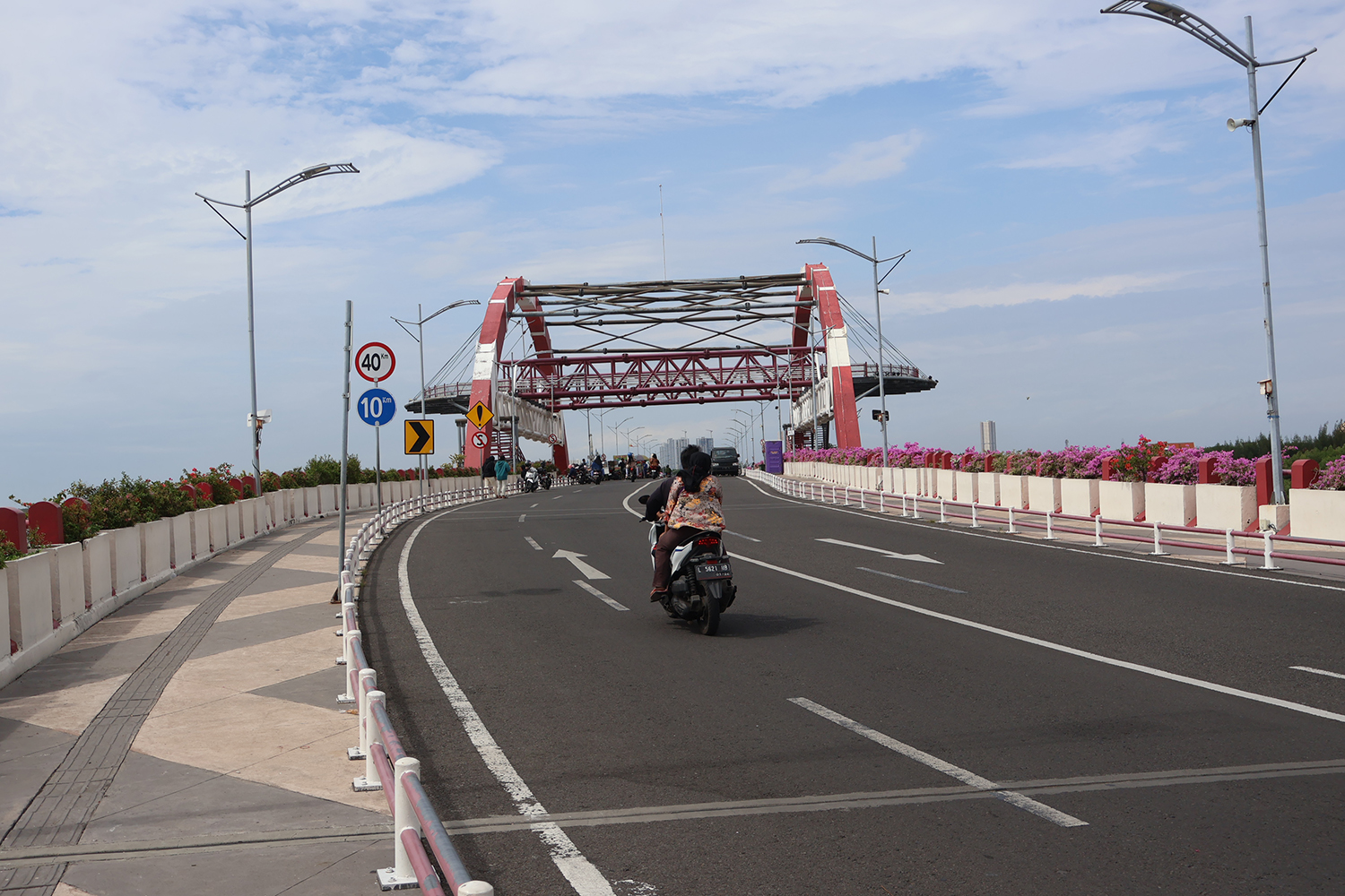 Pemkot Surabaya tengah mengusulkan pembangunan Surabaya East Ring Road (SERR) ke pemerintah pusat