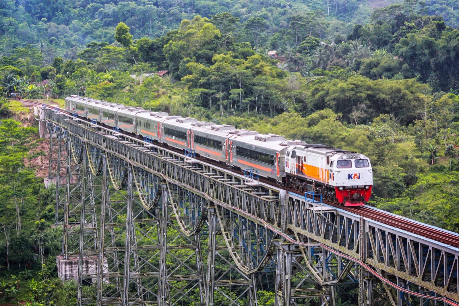 PT Kereta Api Indonesia (Persero) membuka penjualan tiket kereta api pada masa Angkutan Lebaran 1444 H mulai Minggu (26/2)