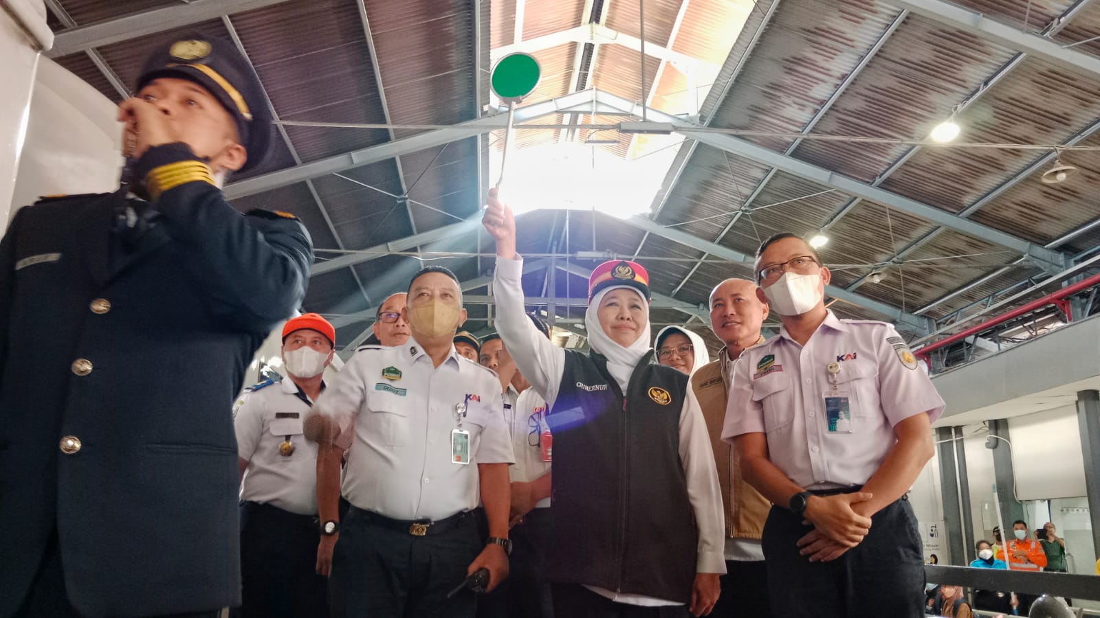 Gubernur Jawa Timur, Khofifah Indar Parawansa saat meninjau kondisi keberangkatan penumpang di Stasiun Pasar Turi, Minggu (30/4/20223).