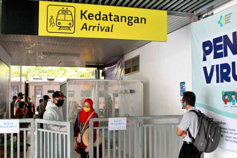 Para calon penumpang yang hendak naik kereta api diharuskan membawa hasil rapid antigen negatif COVID-19 dan suhu tubuh tidak lebih dari 37.3 derajat celcius. ANT