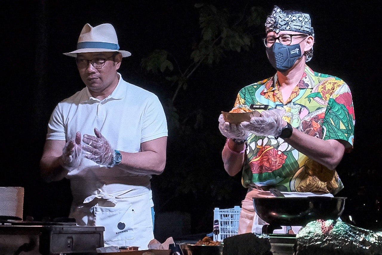 Menparekraf/Kabaparekraf Sandiaga Salahuddin Uno dan Gubernur Jawa Barat Ridwan Kamil saat menghadiri festival kuliner Keuken 2022 di Kota Bandung, Jawa Barat.