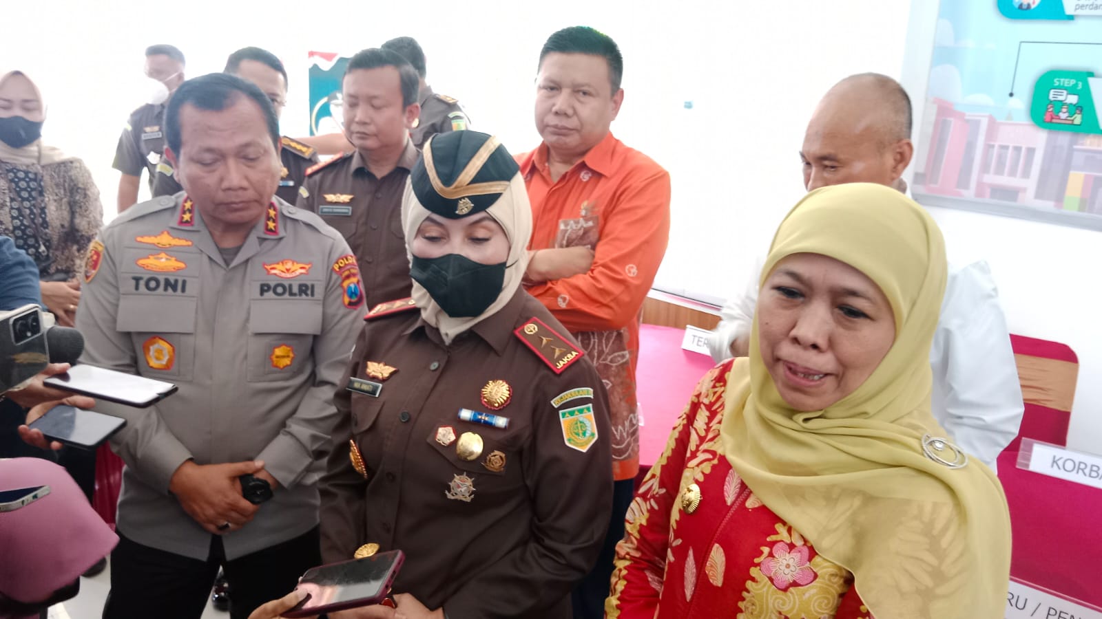 Gubernur Jatim Khofifah Indar Parawansa, Kajati Jatim Mia Amiati, dan Kapolda Jatim Irjen Pol Toni Harmanto saat memberikan keterangan pers pada peluncuran Rumah Restorative Justice Sekolah (RRJS) Jenjang SMA,SMK dan SLB se Jawa Timur.