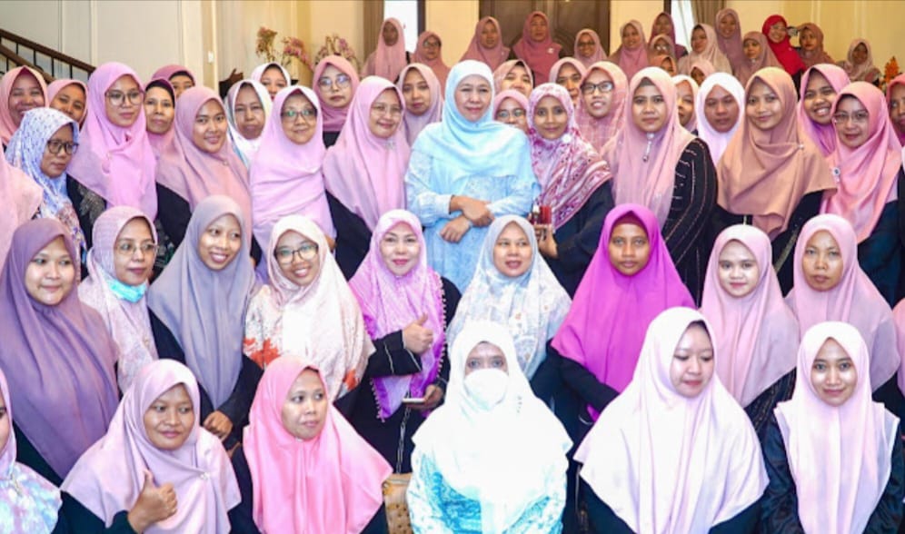 Ketua Umum PP Muslimat NU, Khofifah Indar Parawansa, memimpin acara khataman Alquran yang diadakan di kediamannya, bertempat di Jemursari, Surabaya, Jumat (15/3)