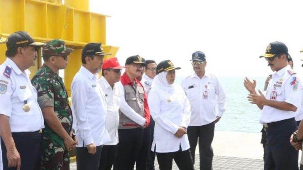 Gubernur Jatim Khofifah saat meninjau proyek  Pembangunan Pelabuhan Jangkar di Situbondo. Proyek ini dikerjakan sejak Kepala Dishub dipegang Fattah Jasin. Kini proyek dilanjutkan Dr. Nyono, ST, MT, Kadishub Jatim saat ini.