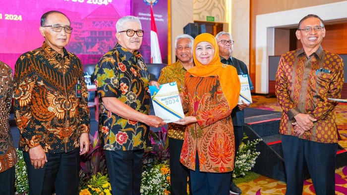 Ketua Umum PP IKA Unair Khofifah Indar Parawansa pada Diskusi Kebangsaan dengan mengangkat tajuk Gagasan Unair Menuju Indonesia Maju 2034 di Hotel JS Luwansa, Jakarta, Selasa (14/5/2024).