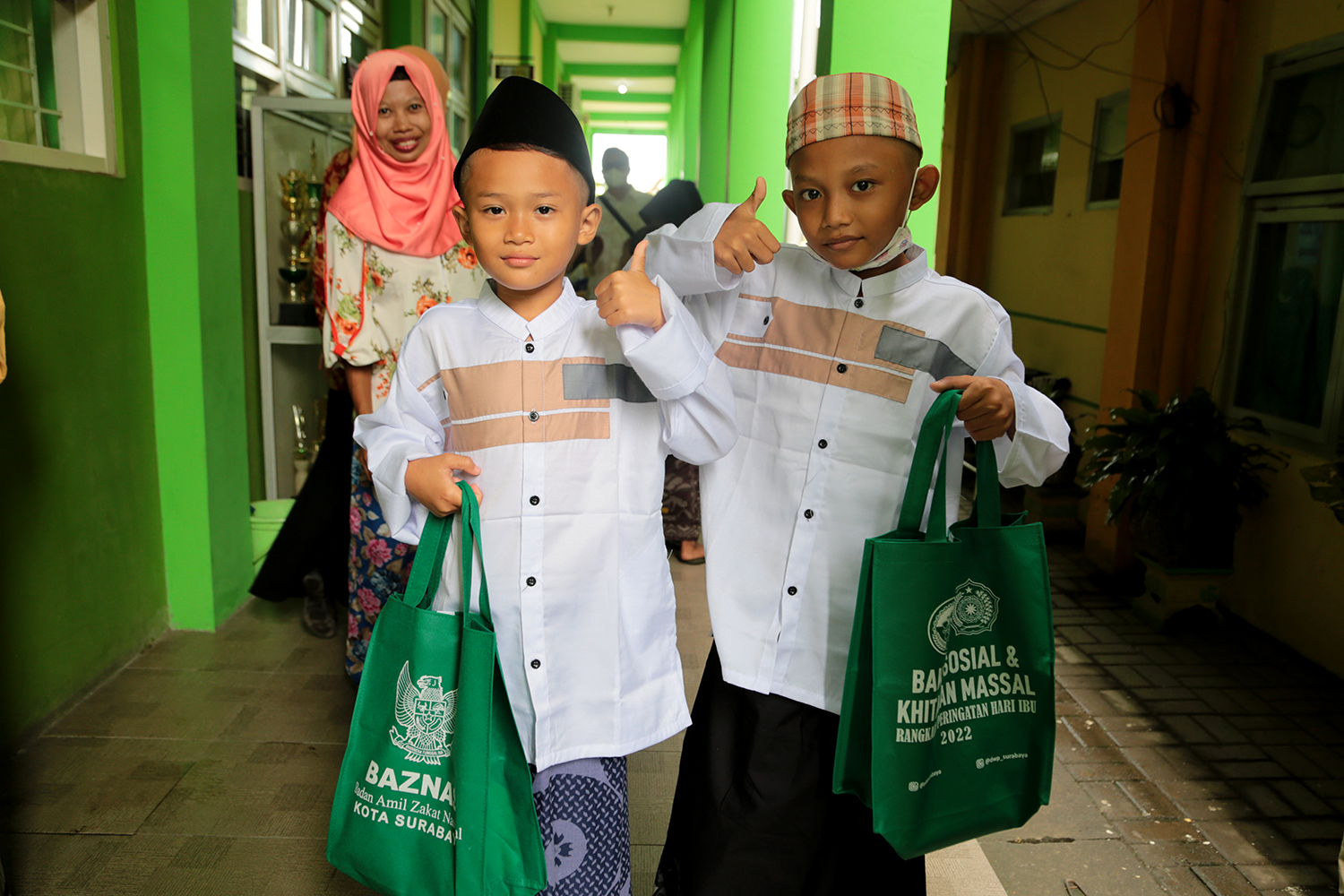 Ratusan siswa SD dan SMP Negeri/Swasta di Kota Surabaya tampak antusias mengikuti khitanan massal, Sabtu (24/12/2022). 