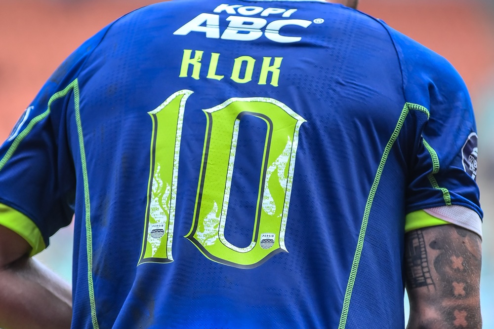 Nomor punggung 10 Persib Bandung punya pemilik baru, setelah Marc Klok kini giliran Tyronne del Pino, gelandang baru milik Persib. Klok menanggalkan nomor 10 untuk memakai kembali nomor punggung 23 pada gelaran BRI Liga 1 2023/24 nanti. 