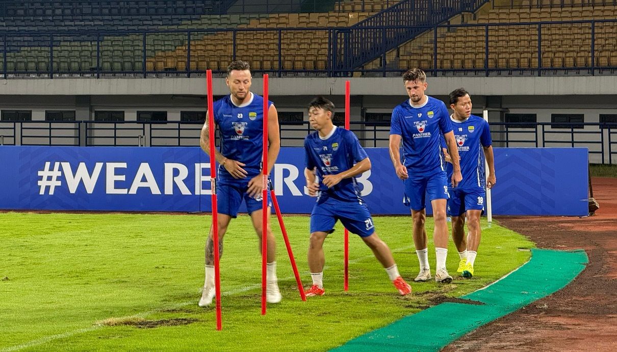 Para pemain PERSIB menjalani sesi latihan fisik di Stadion Gelora Bandung Lautan Api, Sabtu, 22 Maret 2025. (PERSIB.co.id/M. Jatnika Sadili)