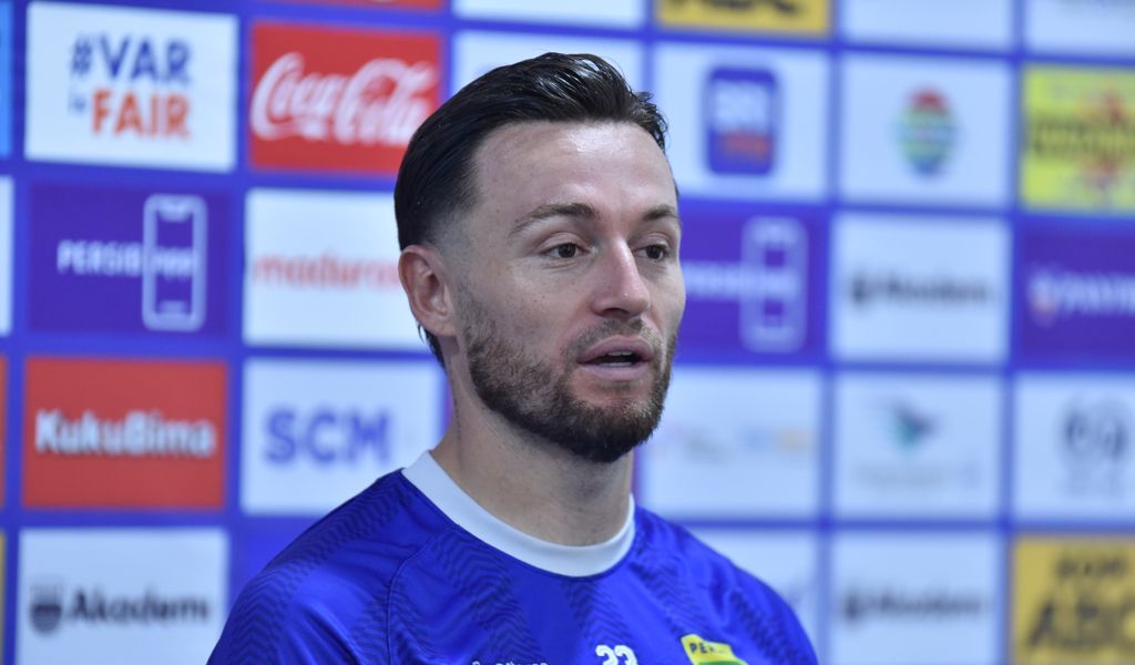 Gelandang PERSIB, Marc Klok memberikan keterangan pers menjelang pertandingan melawan Madura United di Stadion Gelora Bandung Lautan Api, Jumat, 21 Februari 2025. (PERSIB.co.id/Barly Isham)