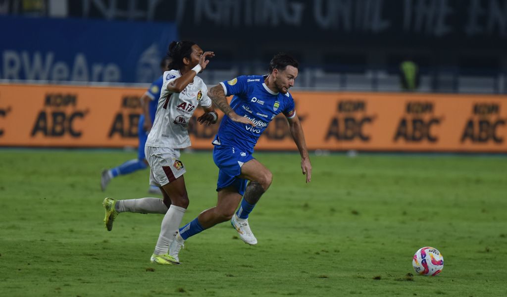 Gelandang PERSIB, Marc Klok mencoba melepaskan diri dari kawalan pemain Persik Kediri pada pertandingan pekan ke-26 Liga 1 2024/25 di Stadion Gelora Bandung Lautan Api, Rabu, 5 Maret 2025. (PERSIB.co.id/Sutanto Nurhadi Permana)