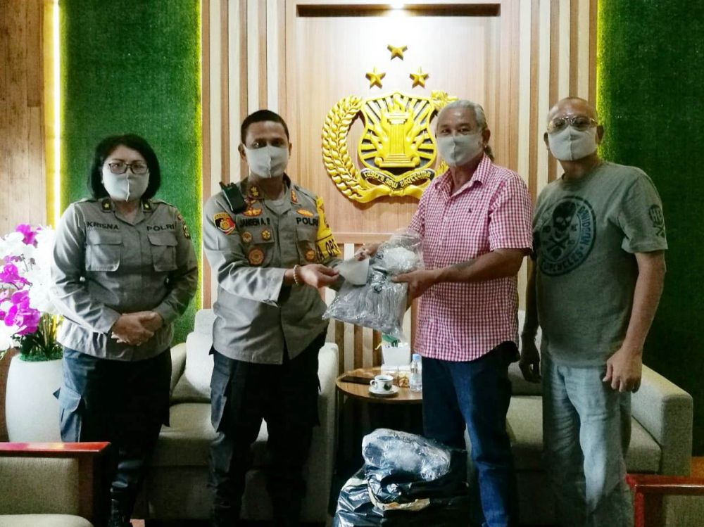 LAWAN CORONA: Komunitas otomotif di Bali saat menyerahkan masker ke Polresta Denpasar, Senin (6/4). (HMP/ide). 


