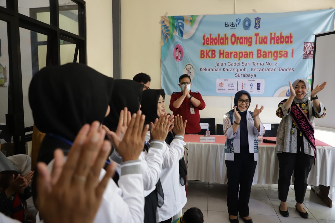 Pemkot) Surabaya berkomitmen penuh dalam melakukan pencegahan, serta penuntasan terjadinya kasus stunting akibat kurang tepatnya pola asuh orang tua kepada anak-anak, Minggu (25/6/2023).