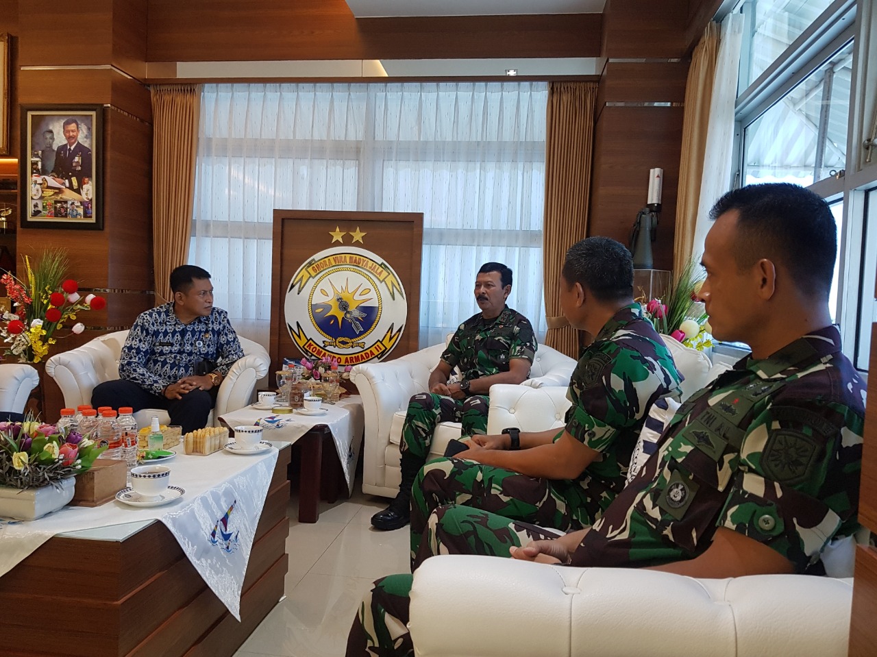 Wakil Rektor 3 Universitas Hang Tuah (UHT) Laksda Purn TNI Dr. Sulistyanto di dampingi rombongan Staf BAAK (Biro Administrasi Akademik dan Kemahasiswaan) melakukan Courtesy Call kunjungan kerja ke Markas Panglima Koarmada II di Mako Koarmada II Ujung Sura