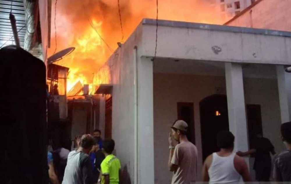 Puluhan petak rumah semi permanen terbakar, di Kampung Tembok Bolong/Muara Baru, Penjaringan, jakarta Utara, Sabtu (6/6/2020) (ANTARA/Fauzi Lamboka)

