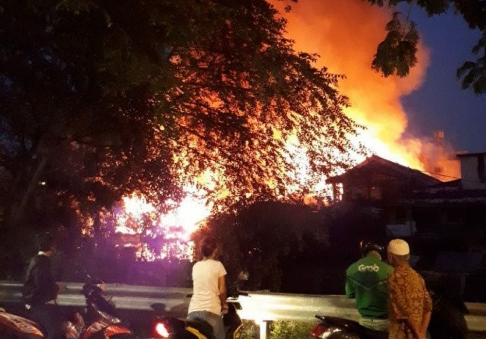 Kebakaran rumah tinggal di kelurahan Pegangsaan, Menteng ,Jakarta Pusat, Senin (1/6/2020). (ANTARA/HO/Sudin Gulkarmat Jakarta Pusat)