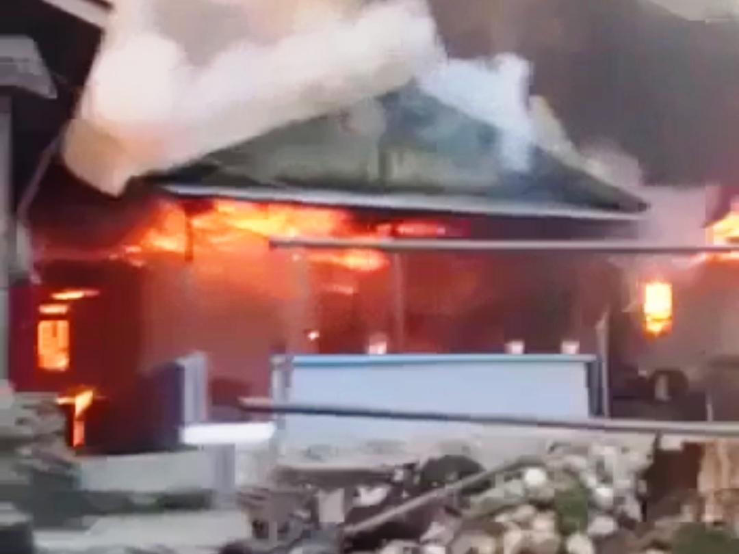 Bentrok menyebabkan rumah-rumah warga terbakar. HMP/BOY