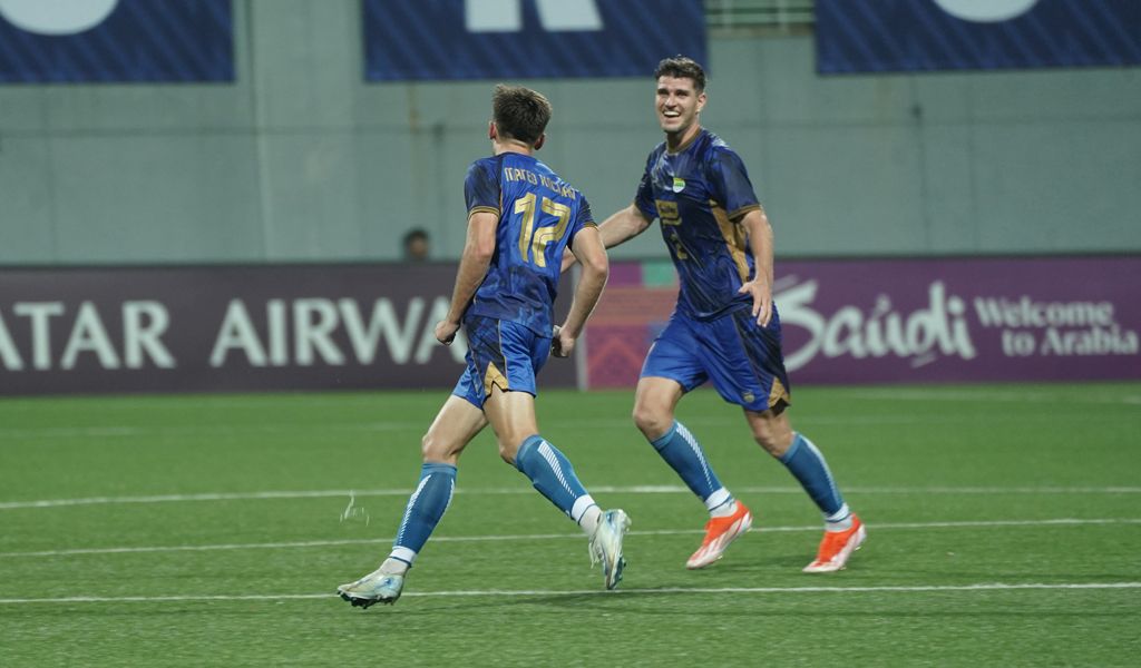 Gelandang PERSIB, Mateo Kocijan merayakan gol ke gawang Lion City Sailors bersama Nick Kuipers di Stadion Jalan Besar Singapura, Kamis, 7 November 2024. (PERSIB.co.id/Rakha F. Hawadi)